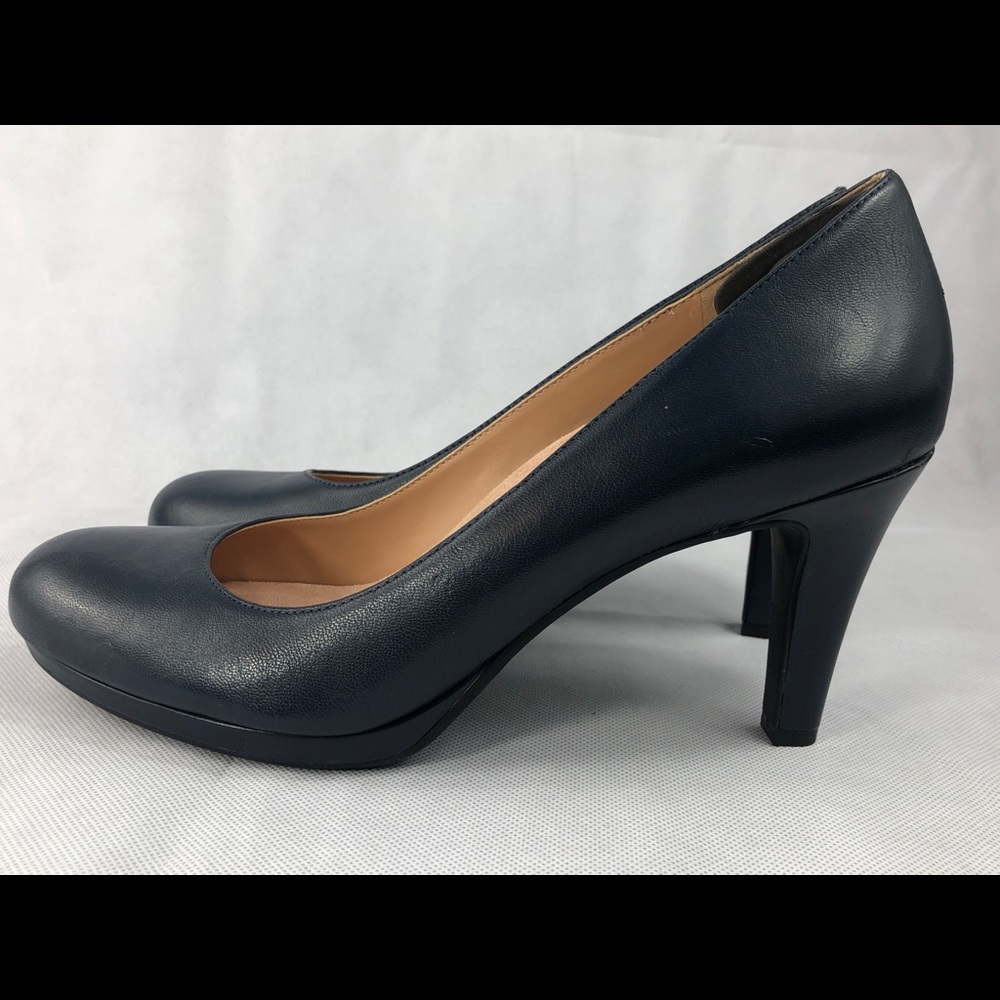 Dark blue leather Naturalizer pumps.Size 8.5.
